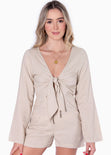 Enterizo de shorts con anudado en escote y manga larga color beige para mujer - Flashy
