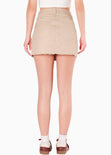 Falda corta con prenses color camel para mujer - Flashy