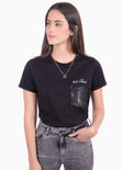 Camiseta con bolsillo de lentejuelas y bordado "#girlboss" para mujer - Flashy
