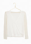 Blusa cruzada con detalle de malla en mangas para mujer flashy