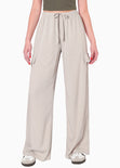 Pantalón ancho con bolsillos cargo, elástico en cintura y anudado color beige para mujer - Flashy