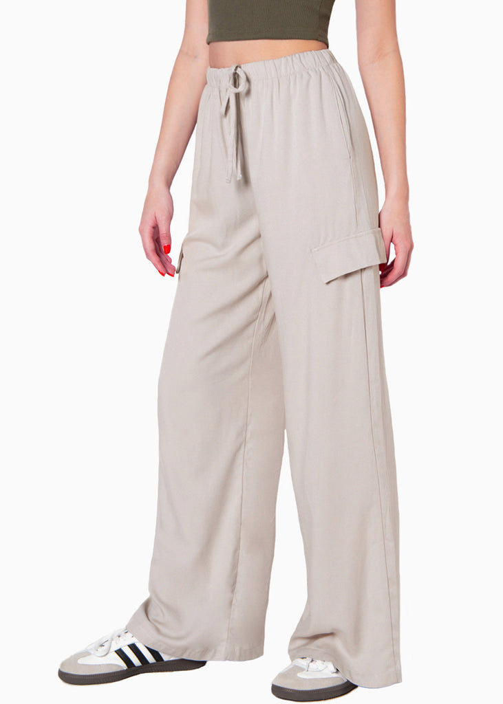 Pantalón ancho con bolsillos cargo, elástico en cintura y anudado color beige para mujer - Flashy