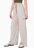 Pantalón ancho con bolsillos cargo, elástico en cintura y anudado color beige para mujer - Flashy