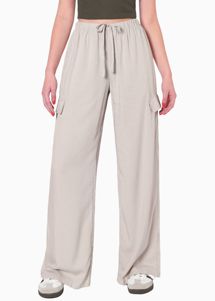 Pantalón ancho con bolsillos cargo, elástico en cintura y anudado color beige para mujer - Flashy