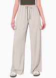 Pantalón ancho con bolsillos cargo, elástico en cintura y anudado color beige para mujer - Flashy