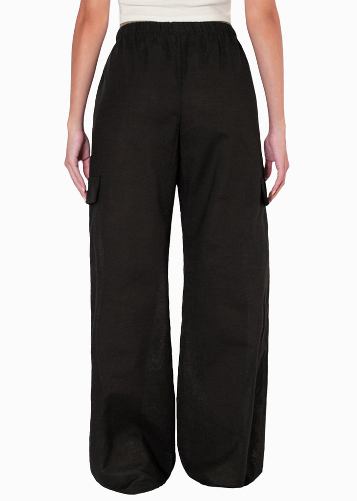 Pantalón ancho tipo lino con bolsillos cargo, elástico en cintura y anudado color negro para mujer - Flashy