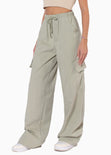 Pantalón tipo cargo con elástico en cintura, anudado y bolsillos laterales color verde para mujer - Flashy