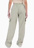 Pantalón tipo cargo con elástico en cintura, anudado y bolsillos laterales color verde para mujer - Flashy