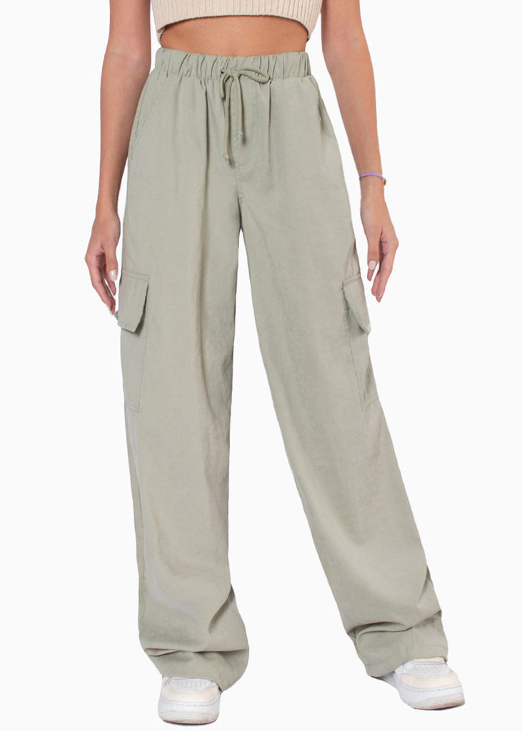 Pantalón tipo cargo con elástico en cintura, anudado y bolsillos laterales color verde para mujer - Flashy