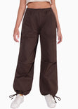 Pantalón tipo parachute con elástico y bolsillos laterales color café para mujer - Flashy