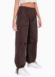 Pantalón tipo parachute con elástico y bolsillos laterales color café para mujer - Flashy