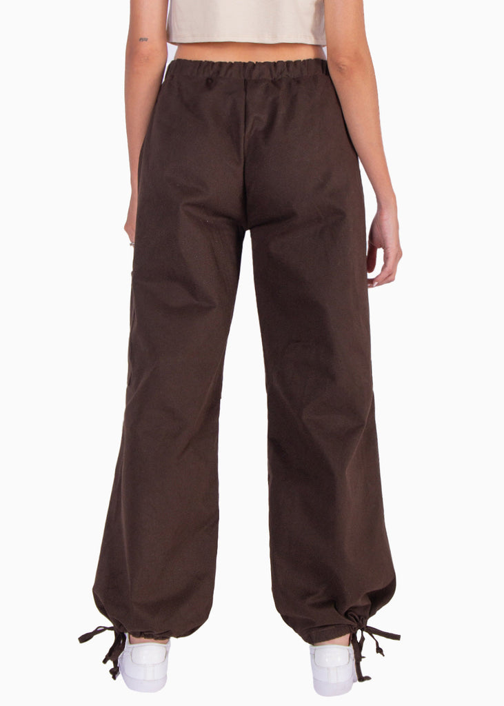 Pantalón tipo parachute con elástico y bolsillos laterales color café para mujer - Flashy