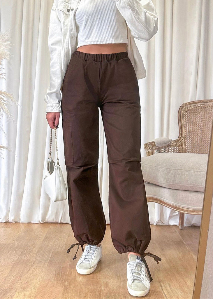 Pantalón tipo parachute con elástico y bolsillos laterales color café para mujer - Flashy