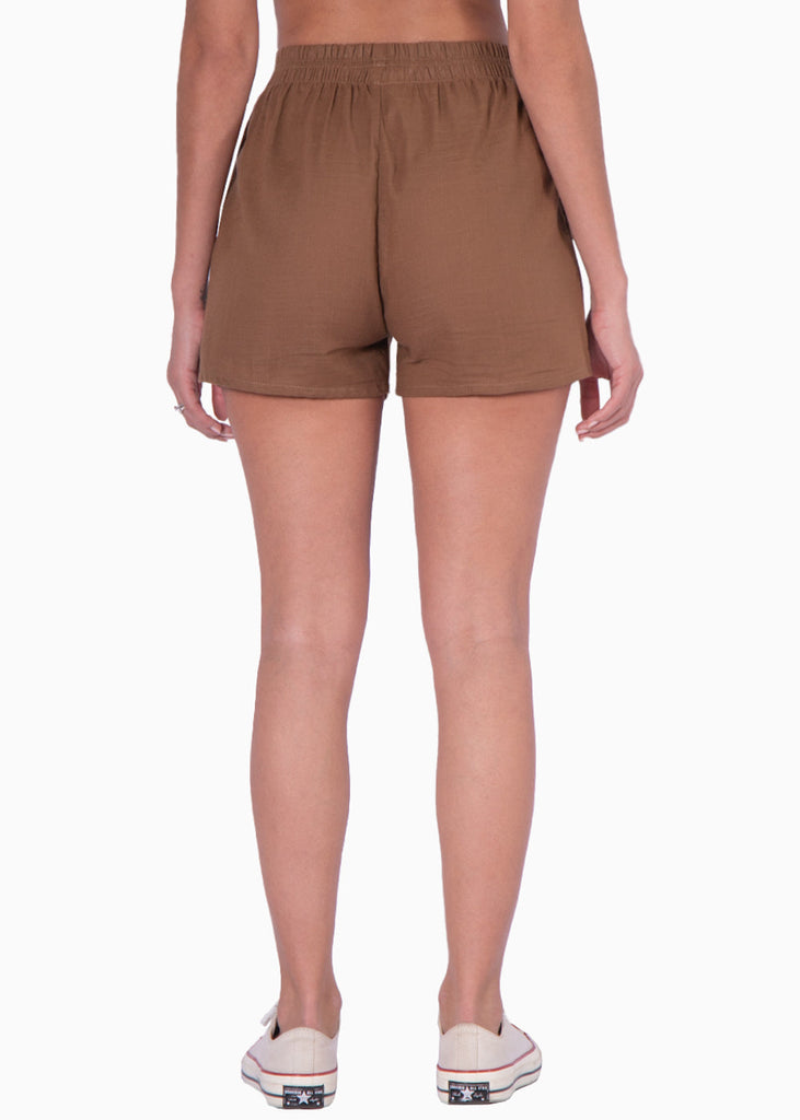 Short de tiro alto con elástico en cintura color café para mujer - Flashy