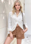Short de tiro alto con elástico en cintura color café para mujer - Flashy