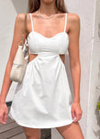 Vestido corto con escote de corazón y cut out en costados color marfil para mujer - Flashy