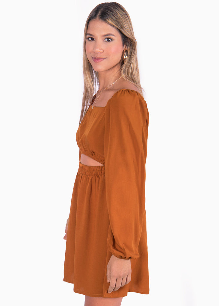 Vestido corto con mangas largas y abertura color café, camel para mujer - Flashy