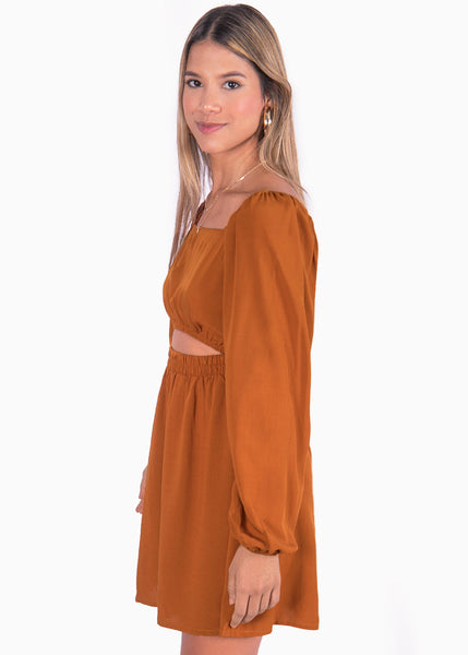 Vestido corto con mangas largas y abertura color café, camel para mujer - Flashy
