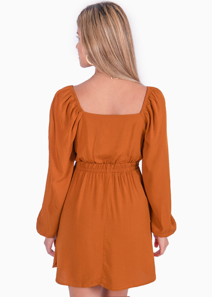 Vestido corto con mangas largas y abertura color café, camel para mujer - Flashy