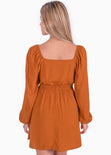 Vestido corto con mangas largas y abertura color café, camel para mujer - Flashy
