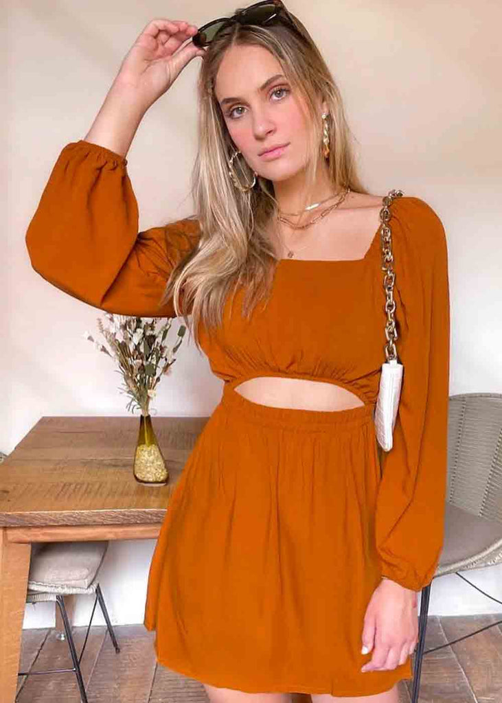 Vestido corto con mangas largas y abertura color café, camel para mujer - Flashy