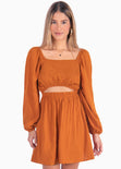 Vestido corto con mangas largas y abertura color café, camel para mujer - Flashy