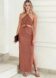Vestido largo con escote halter y aberturas en costados color café para mujer - Flashy